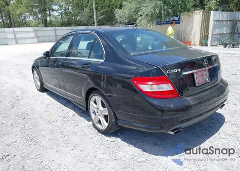 2010 Mercedes-Benz C 300 Luxury/Sport z USA, uszkodzony, nr VIN WDDGF5EB1AR100132